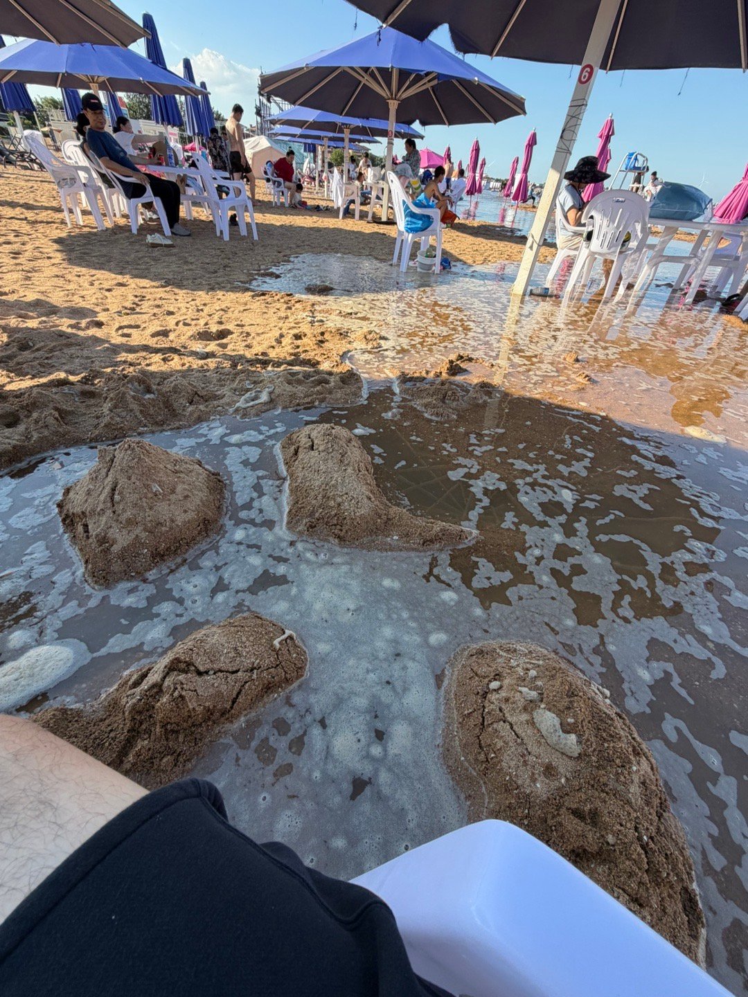 慢慢涨潮帐篷区也都是海水真有意思当然了，水要是再干净点就好了 天津·东疆湾景区