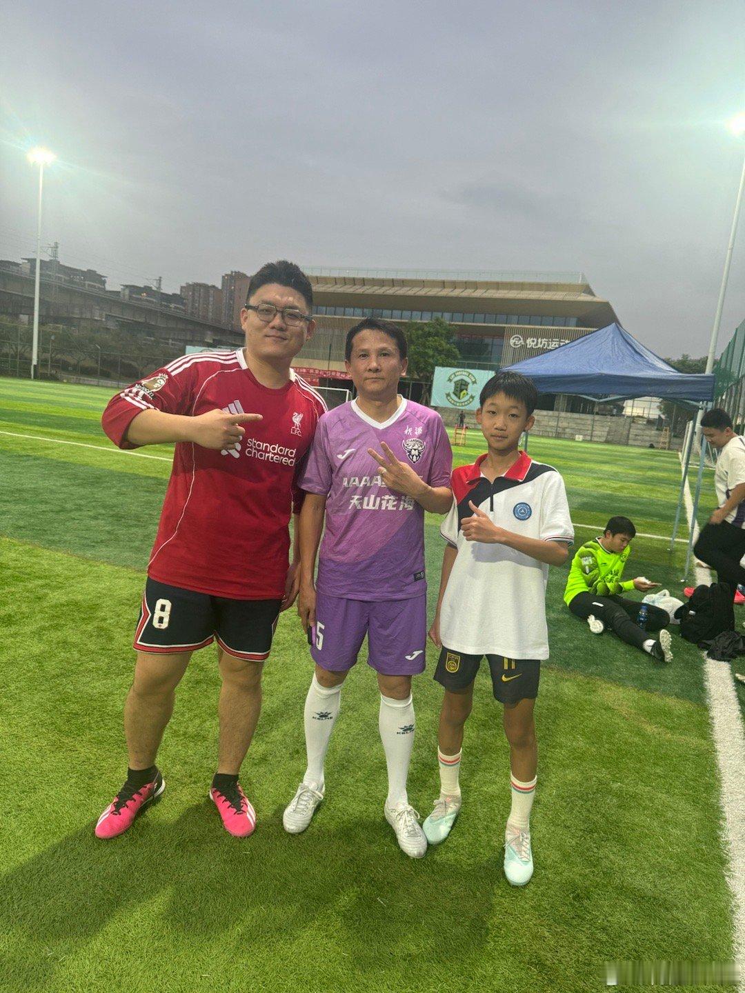 又是快乐的一天，身边的这个小朋友也长高了不少，他比我女儿大两岁，但是见面总喊我胜