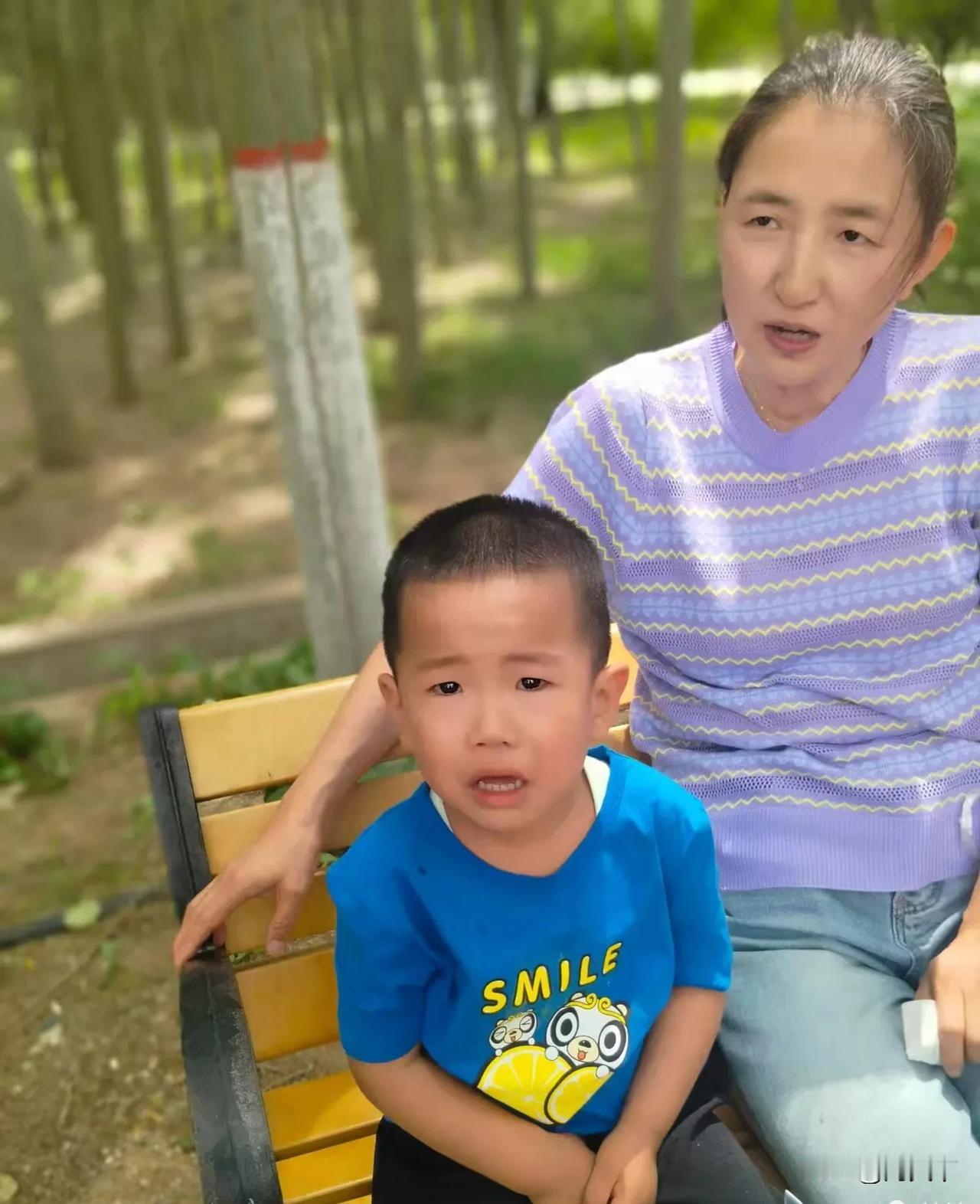 楼道里的声控灯在我跺脚时“啪”地亮了，橘黄色的光打在斑驳的墙面上，像块没铺平的旧
