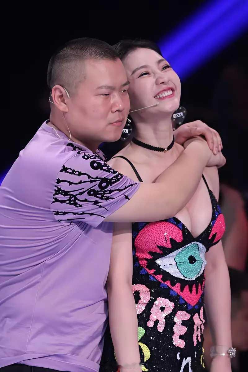 猪头终于抱上了燕子，小岳岳和柳岩的同框被戏称为“美女与野兽的甜蜜互动”。 