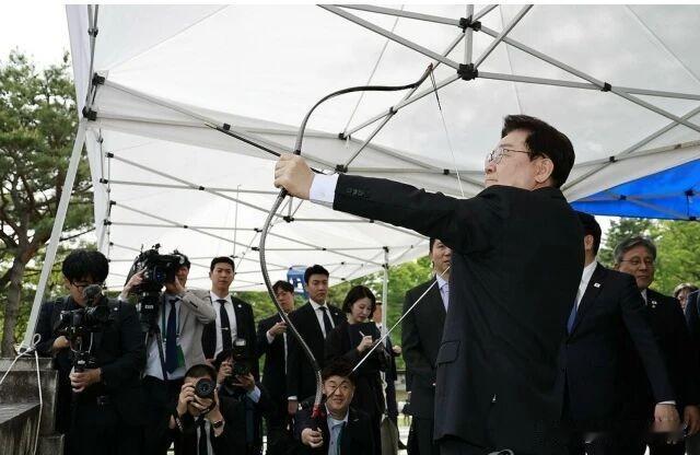 韩国版伟大的钦加奇库克！李总统出门练习射箭了,周边鸽子立马四散飞逃

他的忠实的