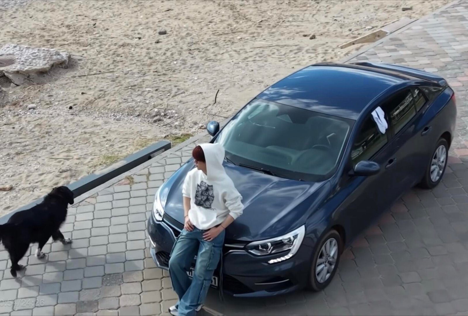 丁程鑫车窗晒袜子丁程鑫把袜子晾车窗上 丁程鑫车窗晒袜子，一路吹下去就干了，哈哈哈