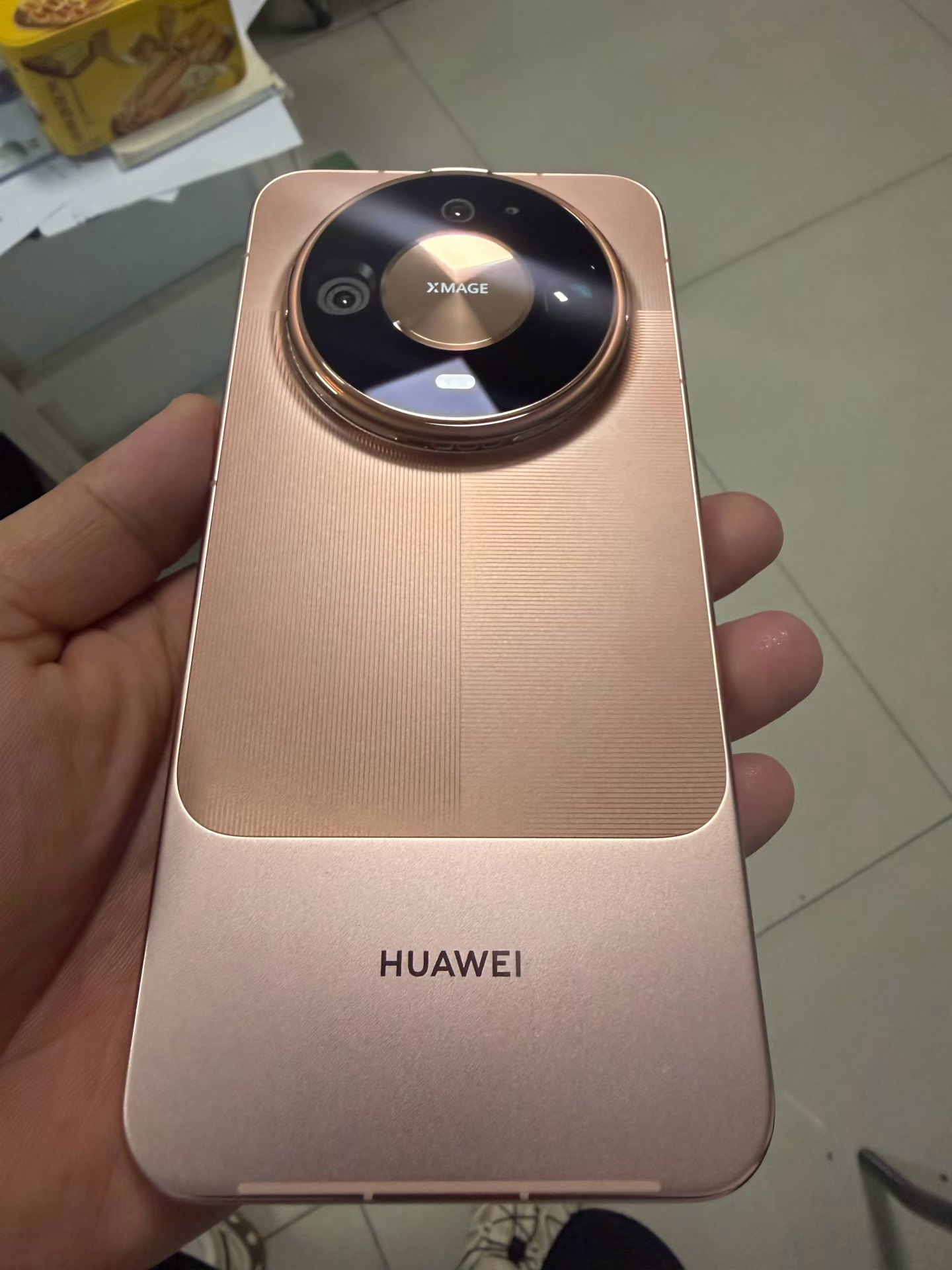 左边这个是 Mate90Pro，中间是标准版，右边是 ProMax。那么图二这个