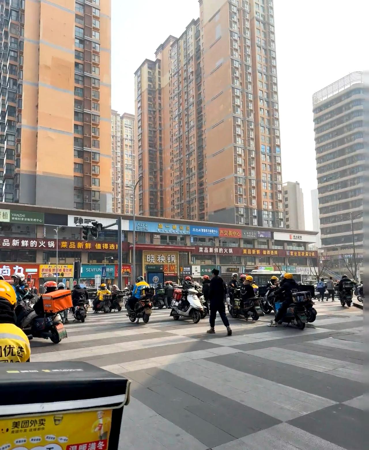 外卖现状 过了年还跑？

我身边有两位叔都是跑外卖受伤了，这个是膝盖伤了，另一个