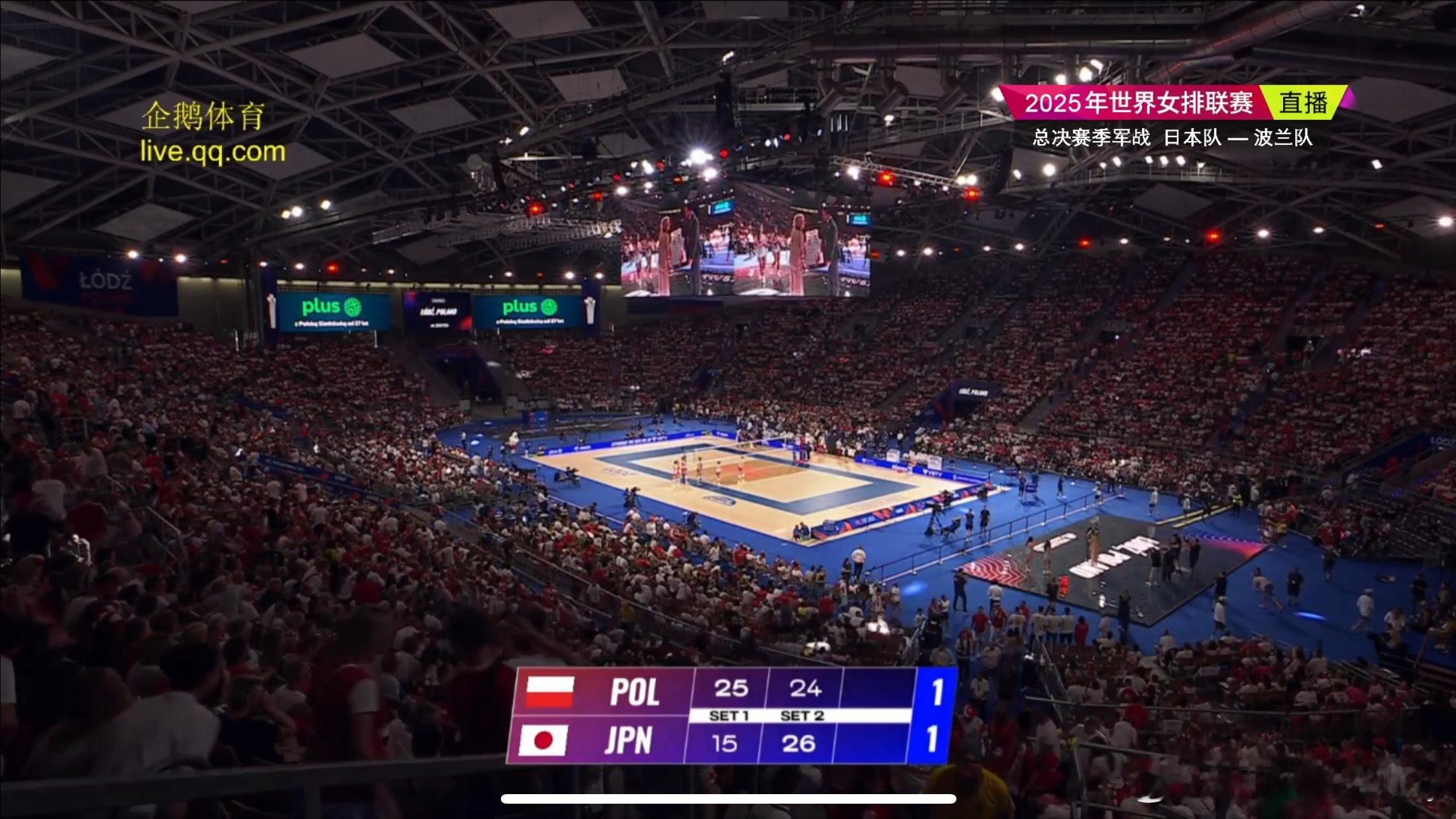 关菜发球ace，日本女排26-24扳回一局。第二局日本女排拦网0-3，但是在进攻
