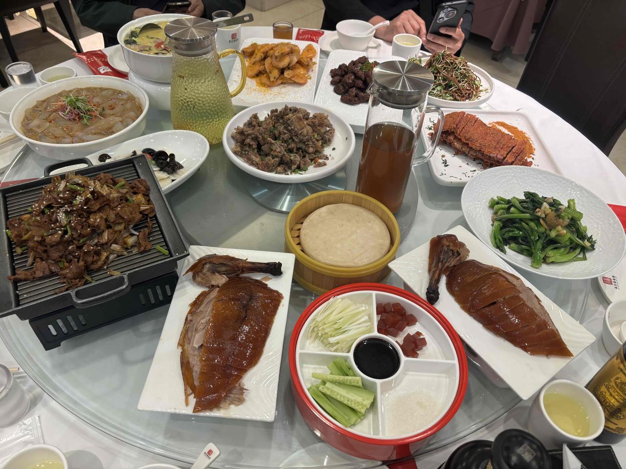 今天中午侄女婿约吃饭，也是春节后唯一次约吃饭，一行六个人在附近知名烤鸭店就餐，结