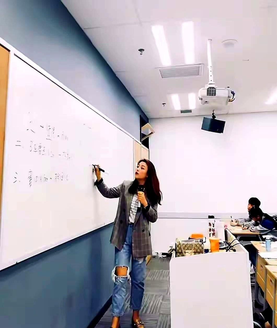 说起宇辉的同行成琳，能力是真没得挑。

外场直播，她就是总指挥。彪哥那么大个男人