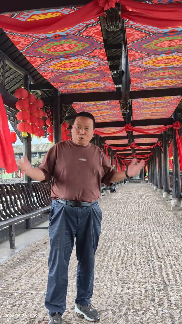 朋友们，现在在湘西龙山惹巴拉土家峪，也就是在路上遇到美丽的地方。现在站的这个地方