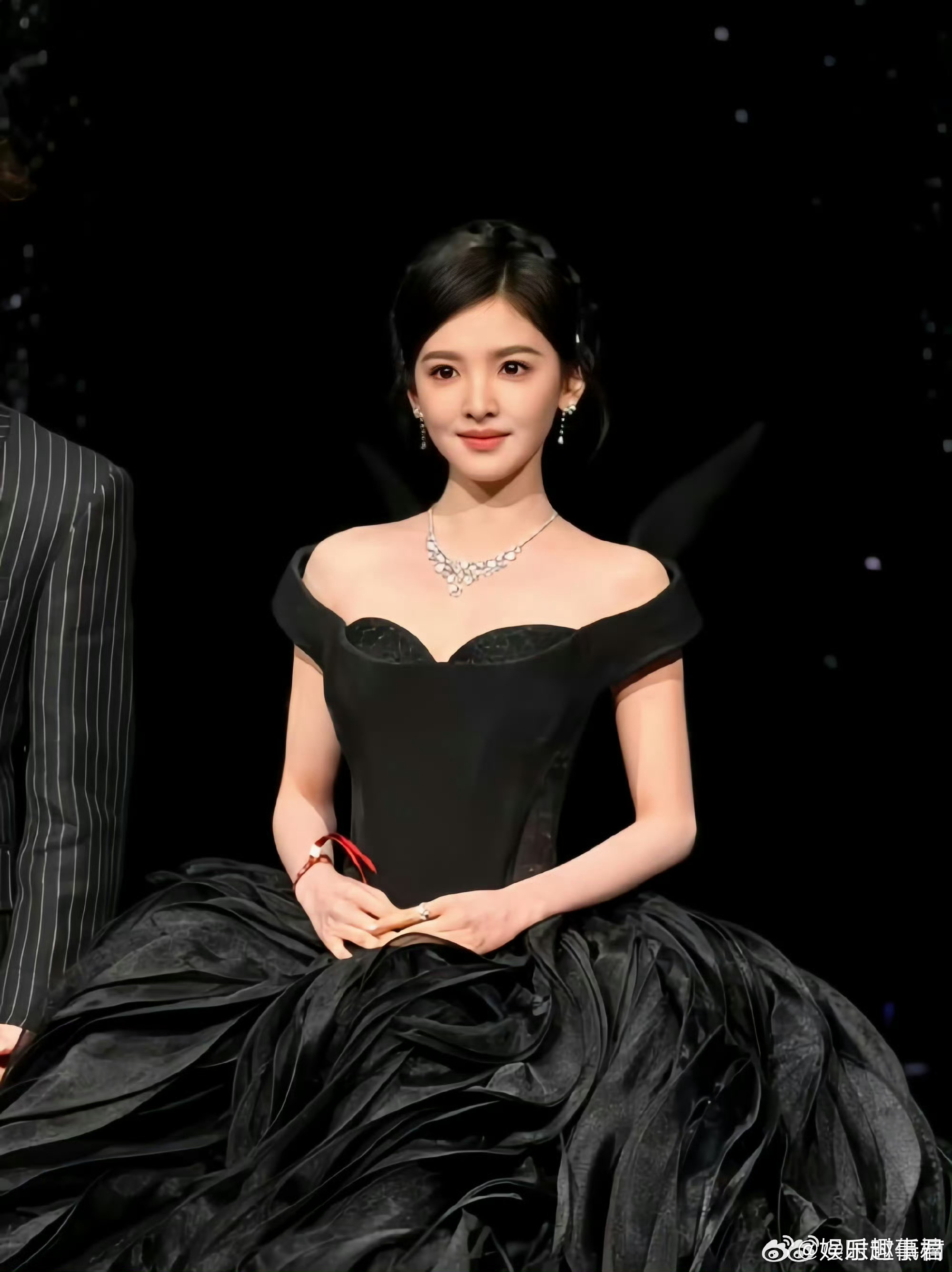 章若楠被裙子绊倒在活动上，章若楠身穿数十层网纱构成的拖尾裙摆体积夸张，行至红毯台