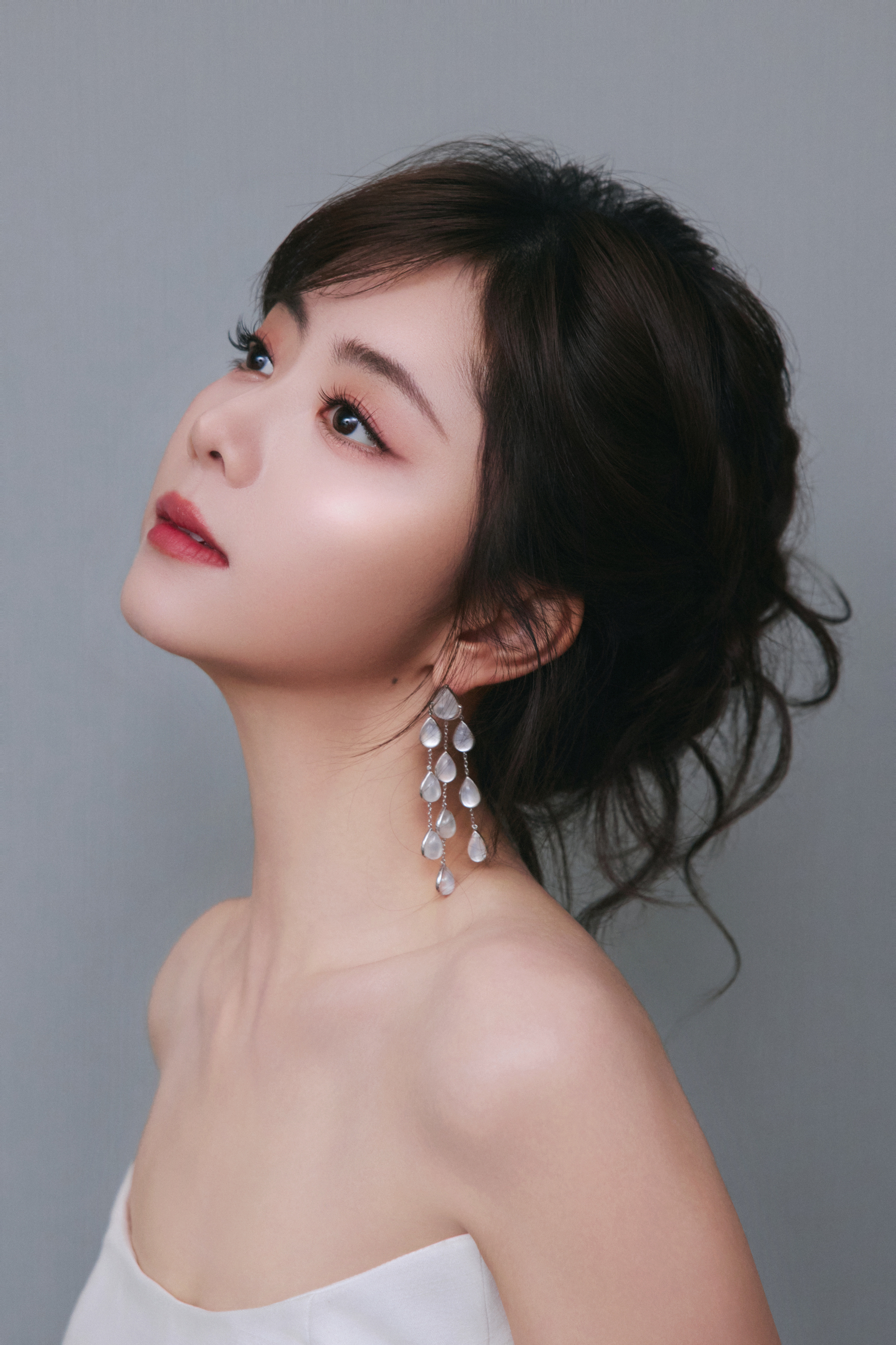 谭松韵简约轮廓勾勒优雅线条，两小姐一袭白裙出席品牌直播间，感受纯净之美🤍 