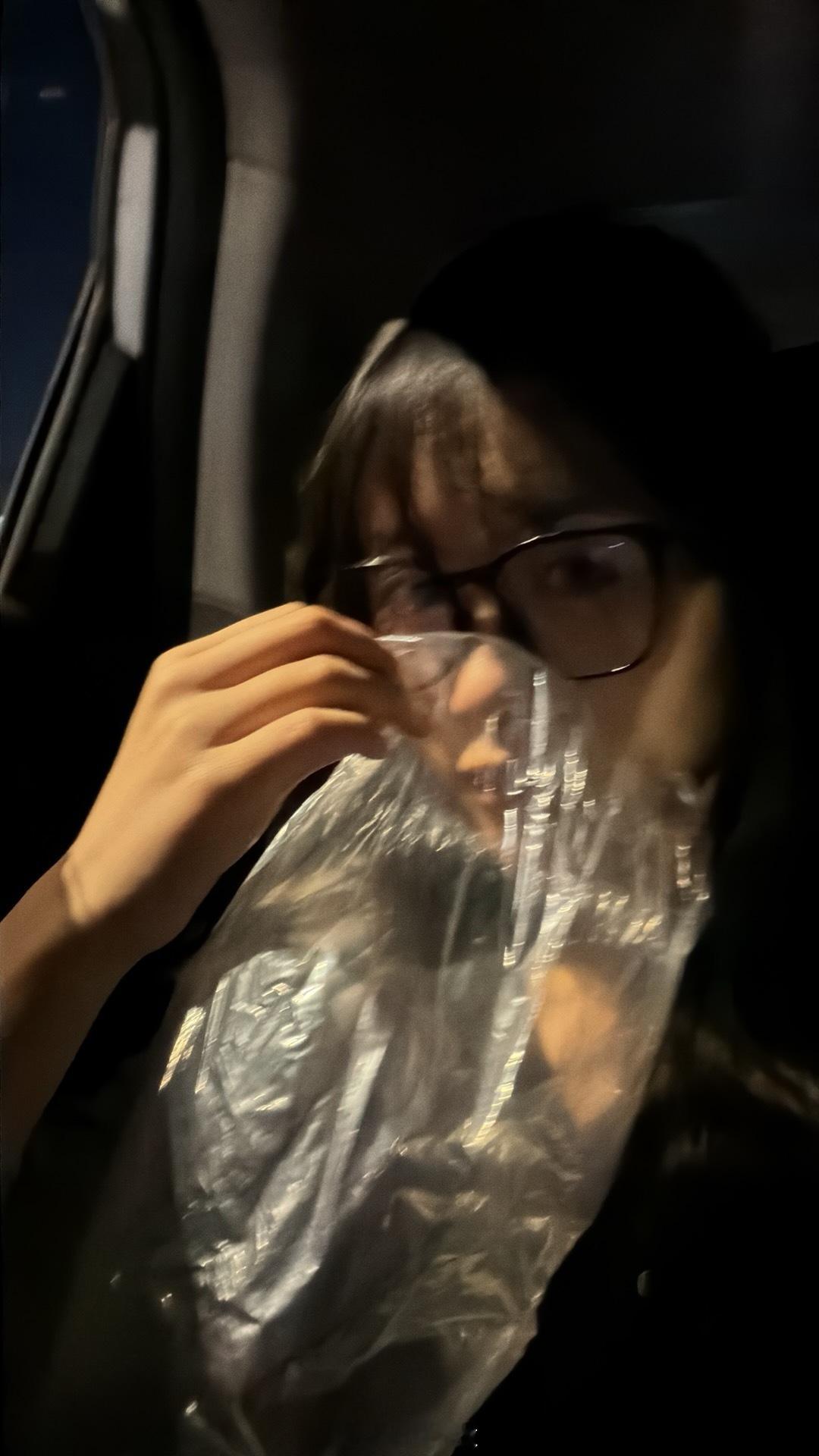 节前真的太堵了 半小时的车程开了一个小时给我都整晕车了 还好包里有个装东西的小袋