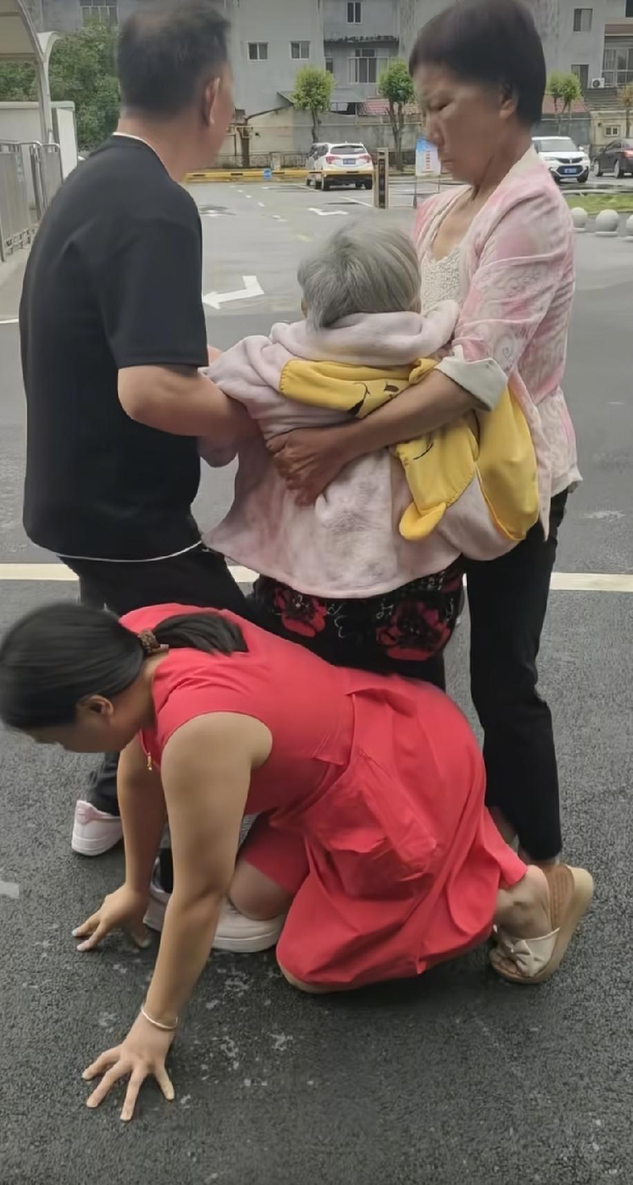 白发老人被家人扶着往前走时，突然就站不住了，红衣女子的一个举动，让路人直呼感动泪