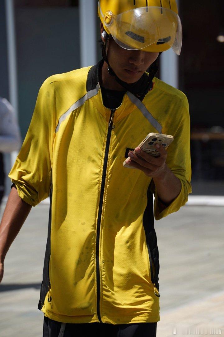 一夜之间，街上的小哥就纷纷穿上了外套 ​​​