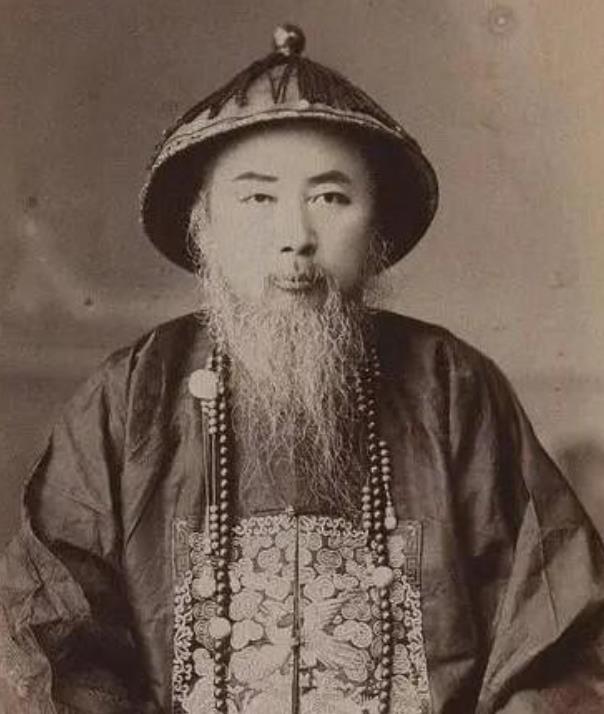 晚清名臣梁鼎芬被贬职后，他嘱咐好友文廷式帮忙照看妻子。不料两人竟然有了私情。后来