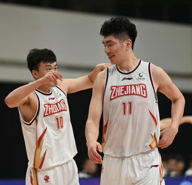 余嘉豪再获殊荣！根据CBA公司的官宣，余嘉豪成功当选2023-2024赛季卡特彼