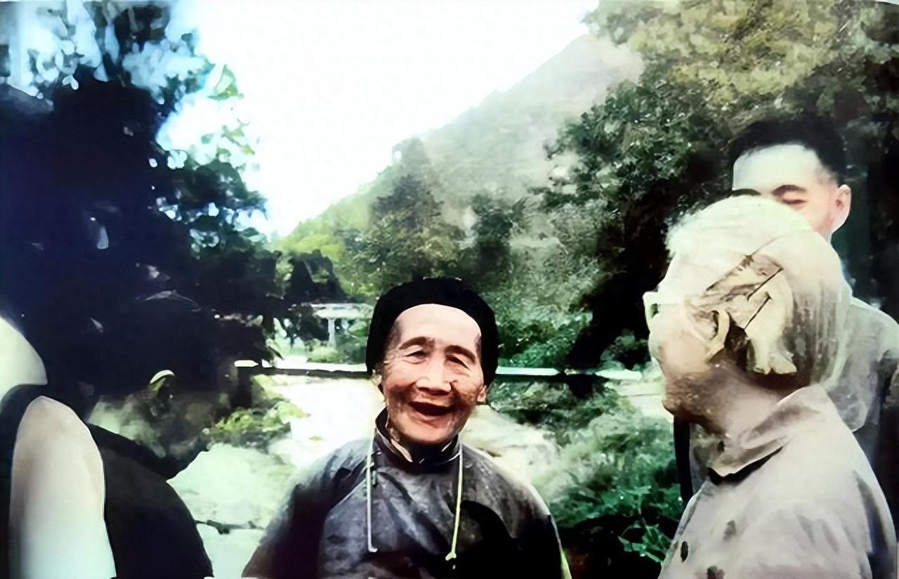 毛主席重上井冈山，为何第一件事是见她？

1965年5月，毛主席重上井冈山。在接