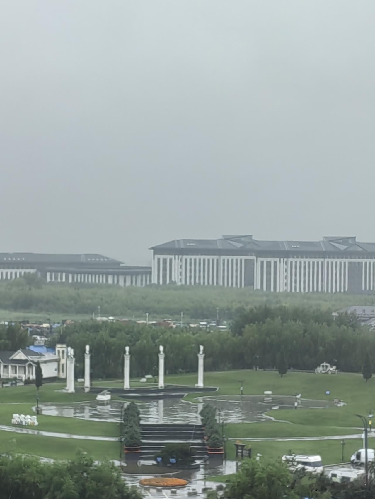 2026年7月9日早晨，绥化市突降大雨，小区部分路段积水。