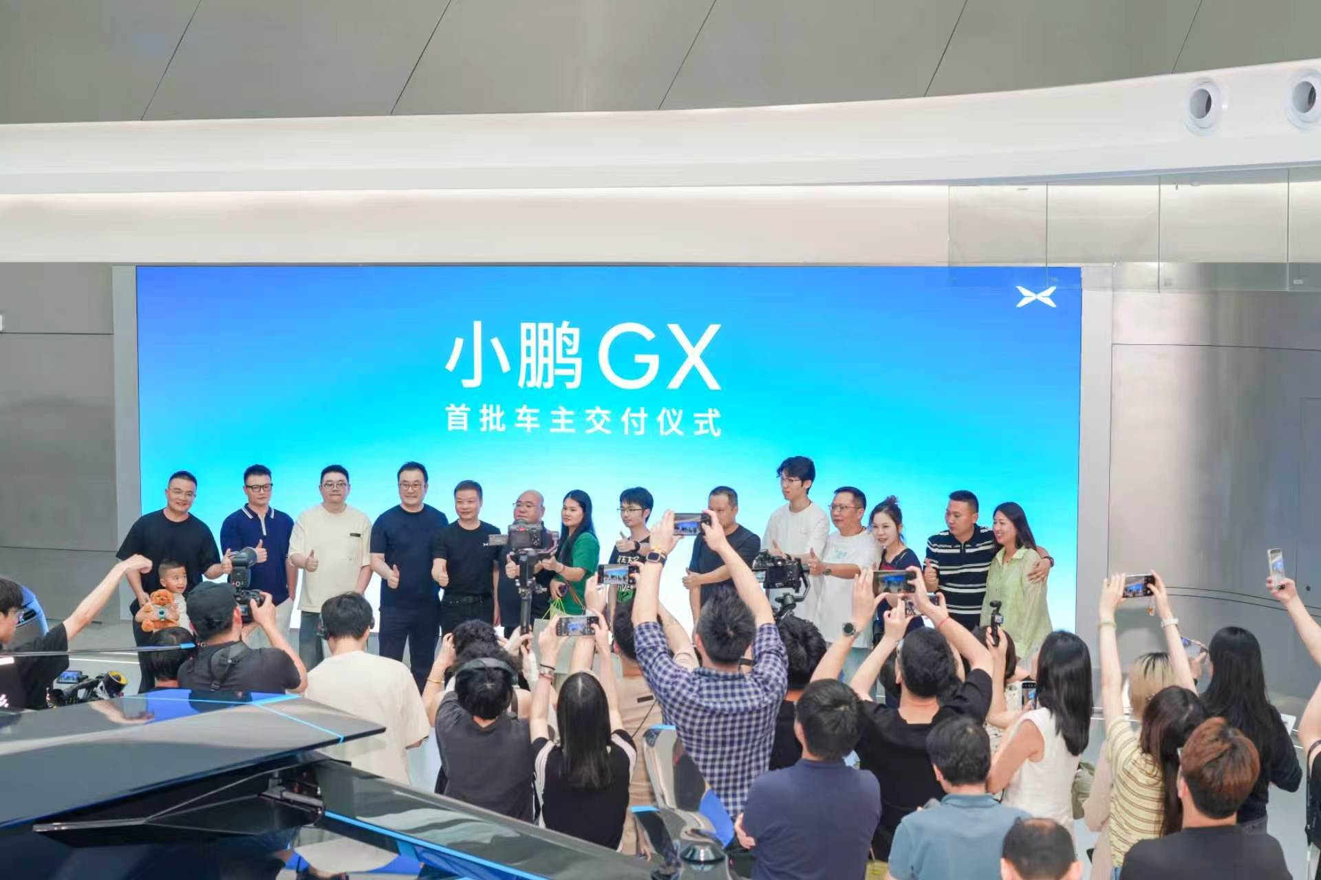 小鹏GX开启大规模交付 小鹏GX首批交付仪式，何小鹏化身首席交付官，现场用车外语