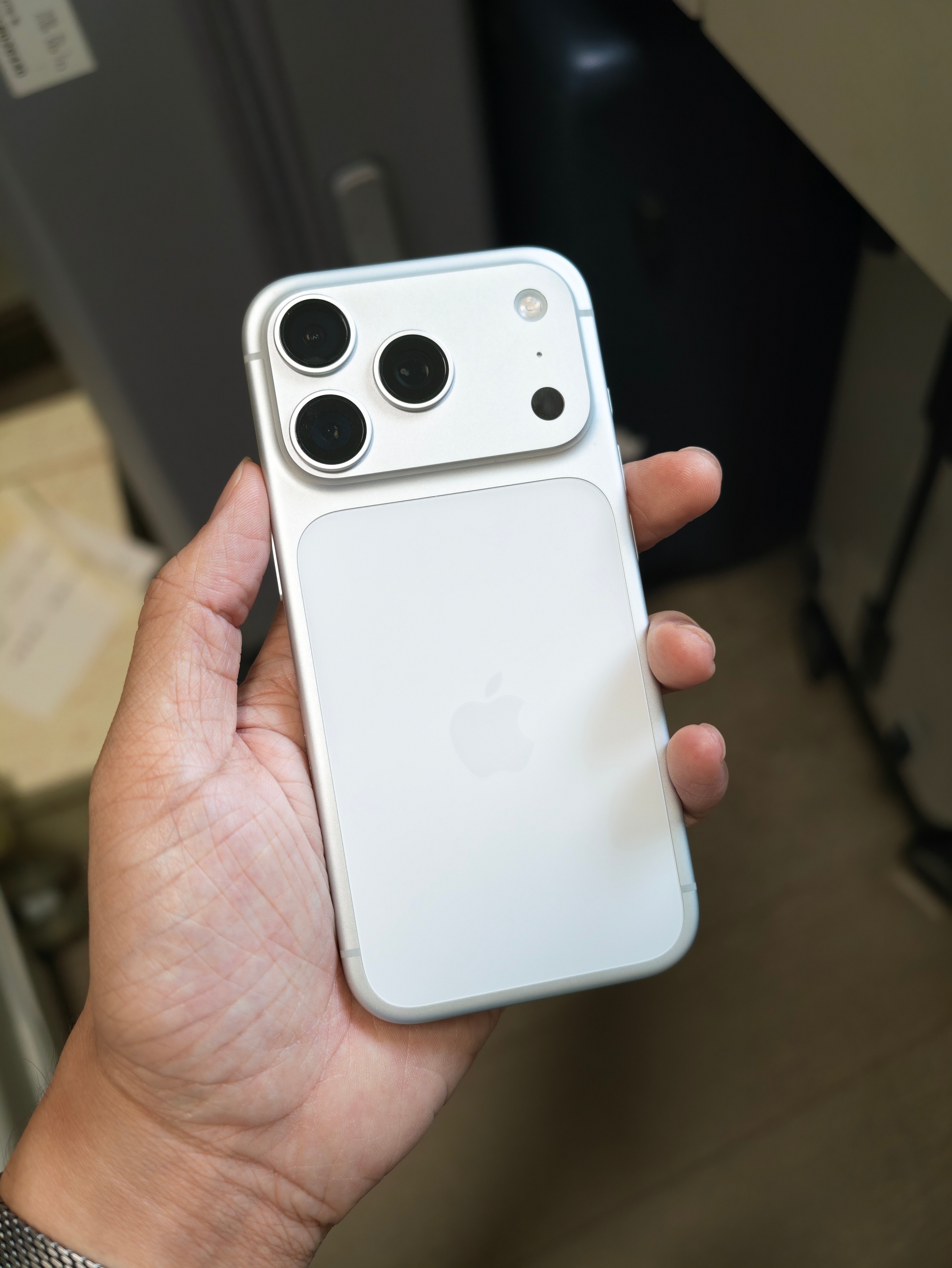 iPhone17 Pro发布快一年，我摘掉壳子的机会少之又少，大部分时间都是贴膜