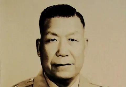 1949年蒋介石下令炸掉青岛，刘安祺表面答应，私下对亲信说：“我是山东人，老家就
