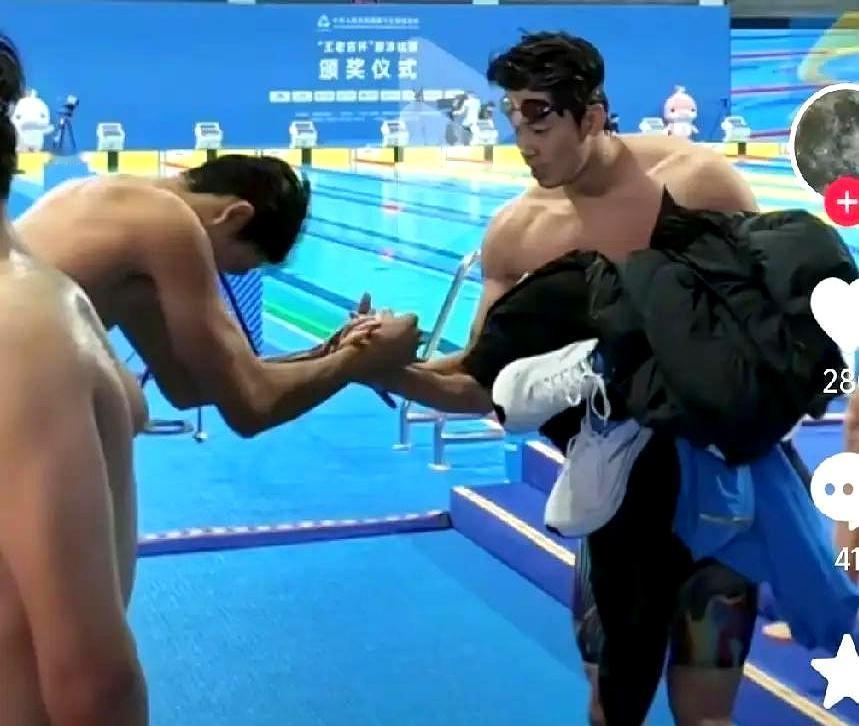全运会男子4x200自接力夺冠后，山东小将张展硕的一个动作直接炸锅！他主动向汪顺