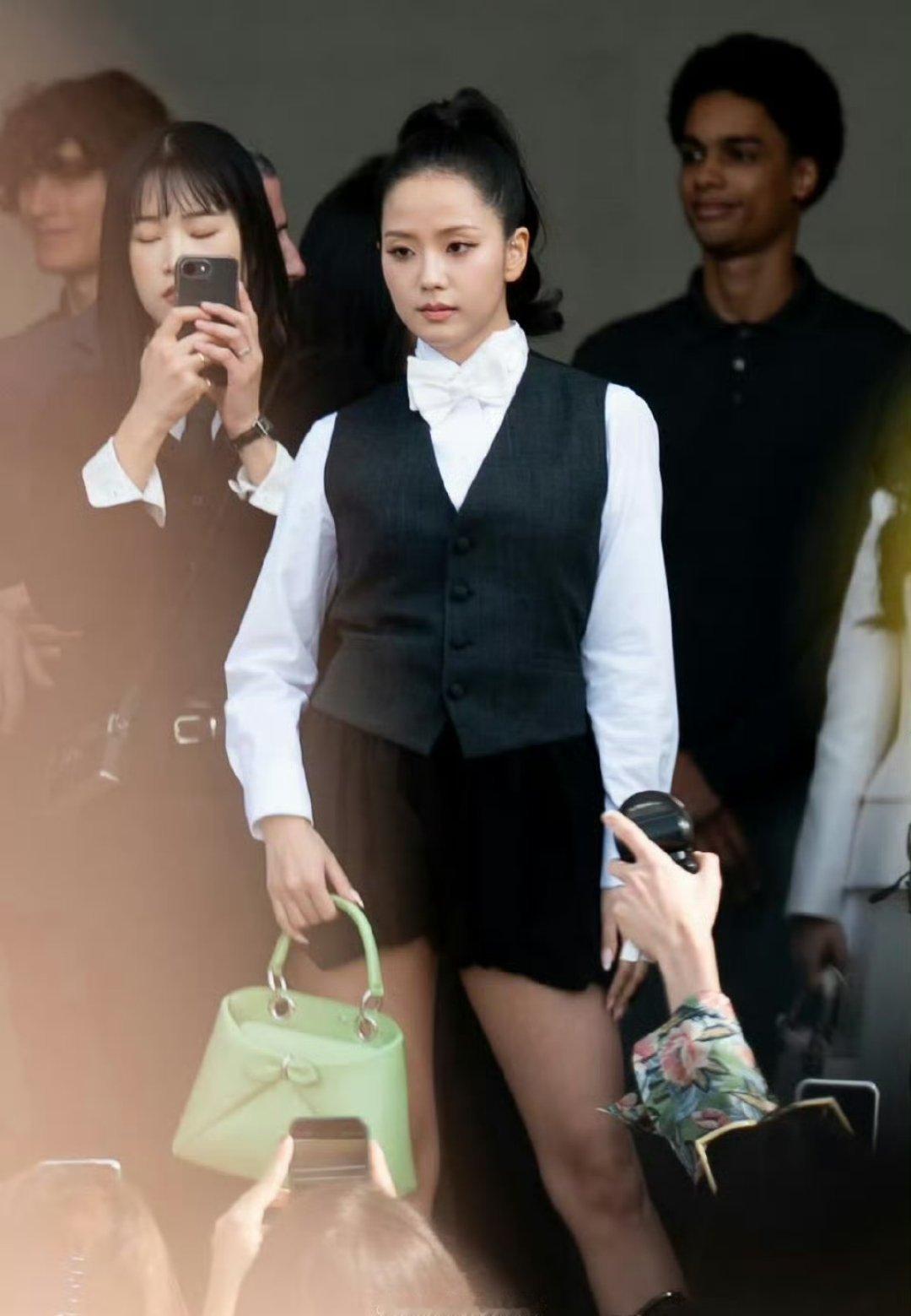 金智秀Dior路透金智秀亮相Dior 2026春夏大秀，以利落黑色造型诠释全新风