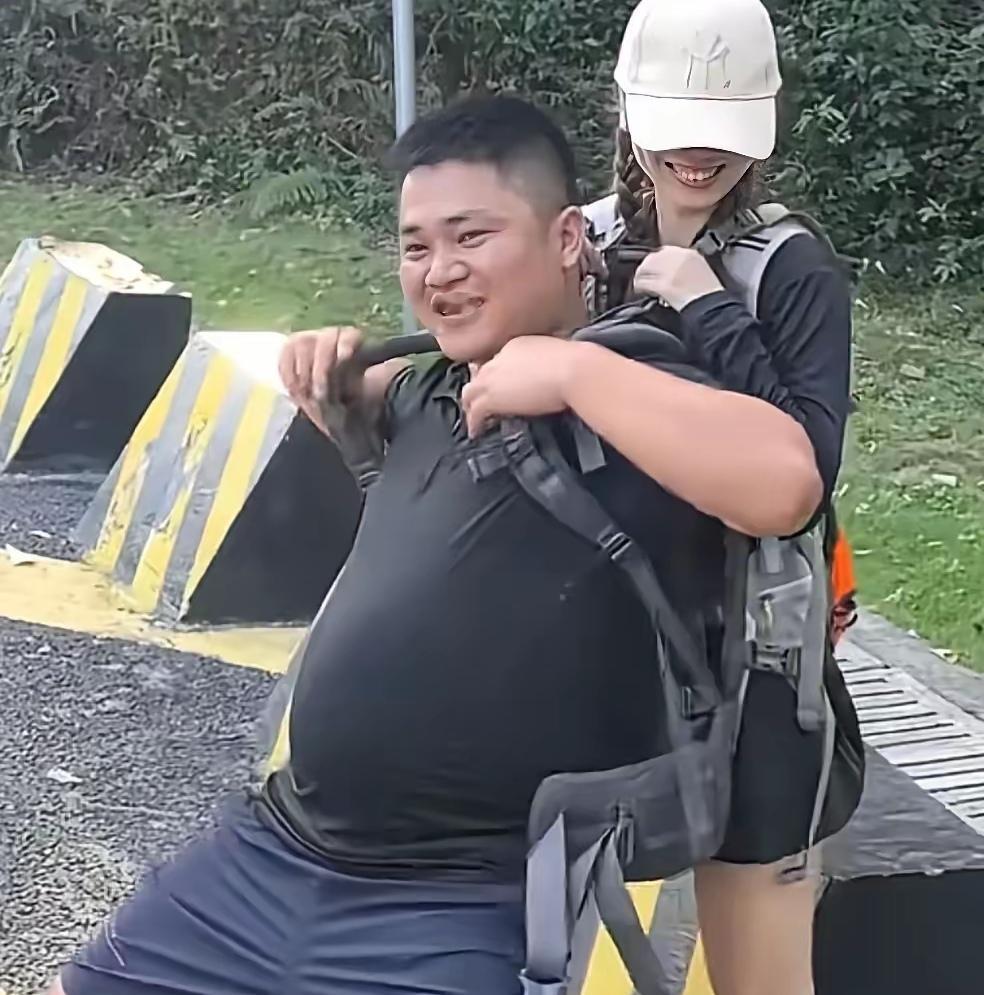 你能想象在陡峭的山上，孤立无援是啥感受吗？广东广州，一女子登山时崴了脚，困在又陡