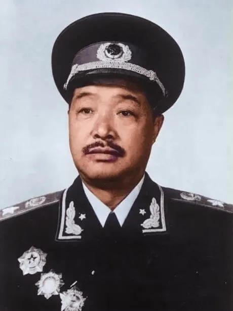 蒋介石生前只见过贺龙一次，但在见完面后，蒋介石却在浑身冒冷汗。他一下瘫坐在椅子上