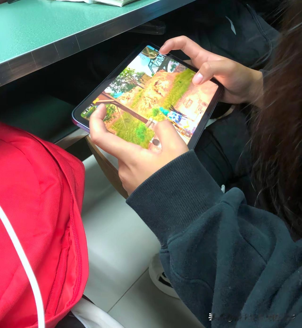 我一哥们被公司冷处理了，不给活干还通知降工资，想逼他走，结果他直接开启坐牢模式，