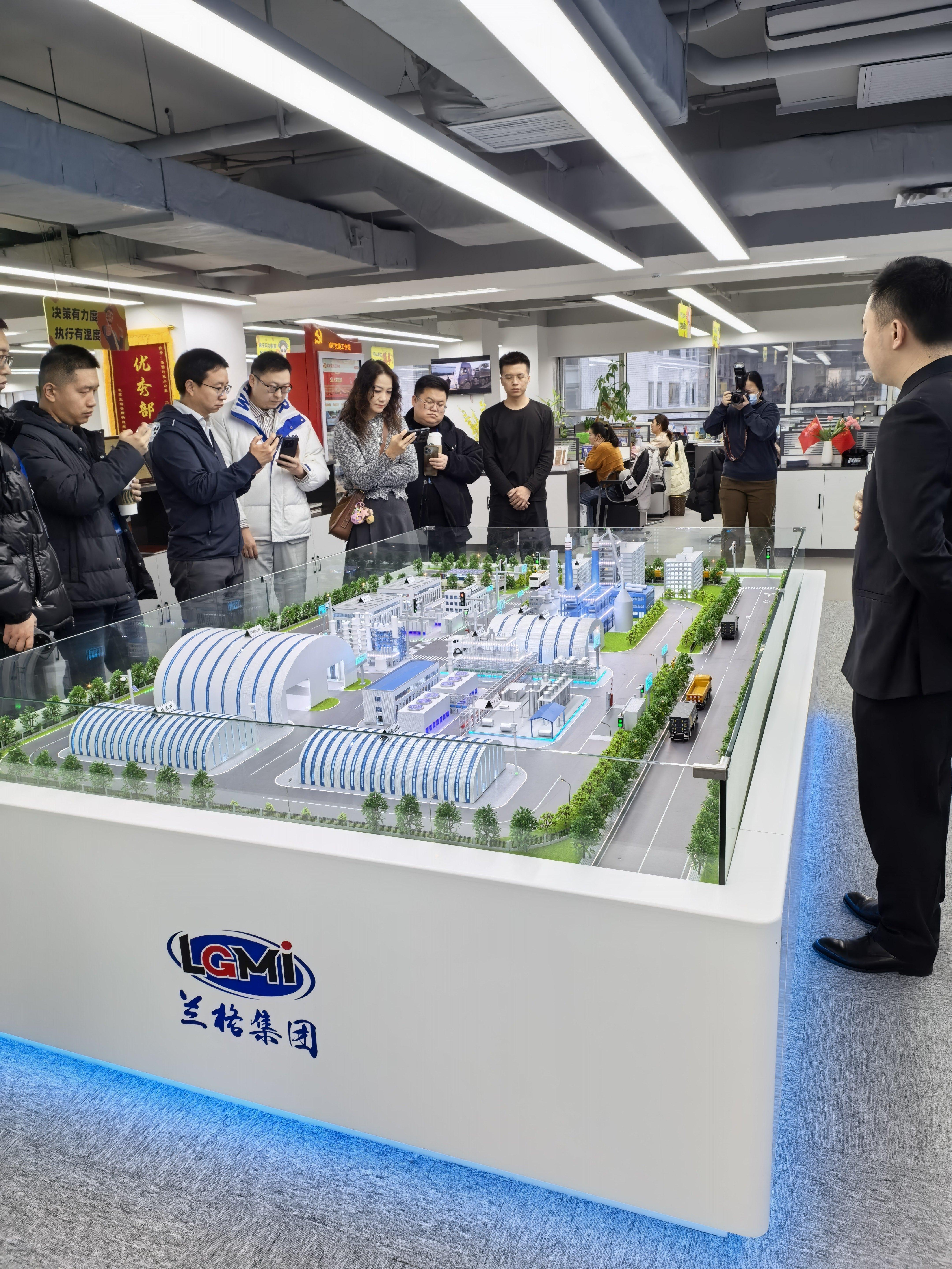 兰格钢铁网做的是钢铁交易中心，相当于为各下游产业链提供一个公开透明的平台。平台上