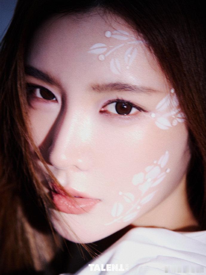 戴燕妮你认真的吗 戴燕妮也太卷了！神奇女侠cos帅到犯规，美人鱼大片氛围感拉满，