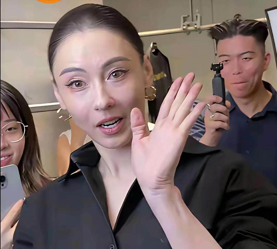 你能认出她是谁吗？素颜出镜，看来活明白通透了。