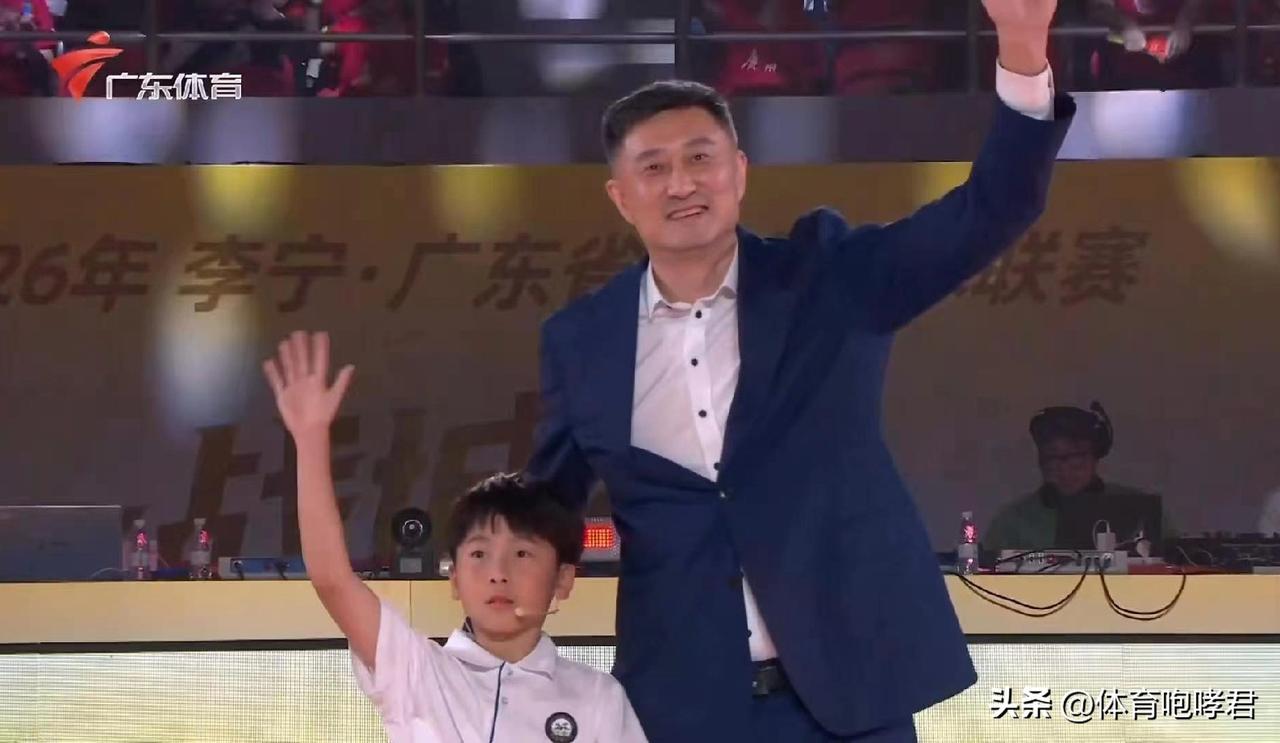 杜锋兴高采烈！
今晚19点35分，广东城市篮球联赛迎来新赛季揭幕战！在广州队对阵