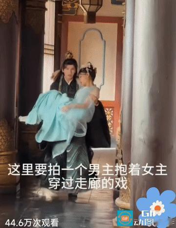 被导演甩出去那一刻，男主都还没反应过来。

男主心有余悸:我就这么华丽丽的飞出去