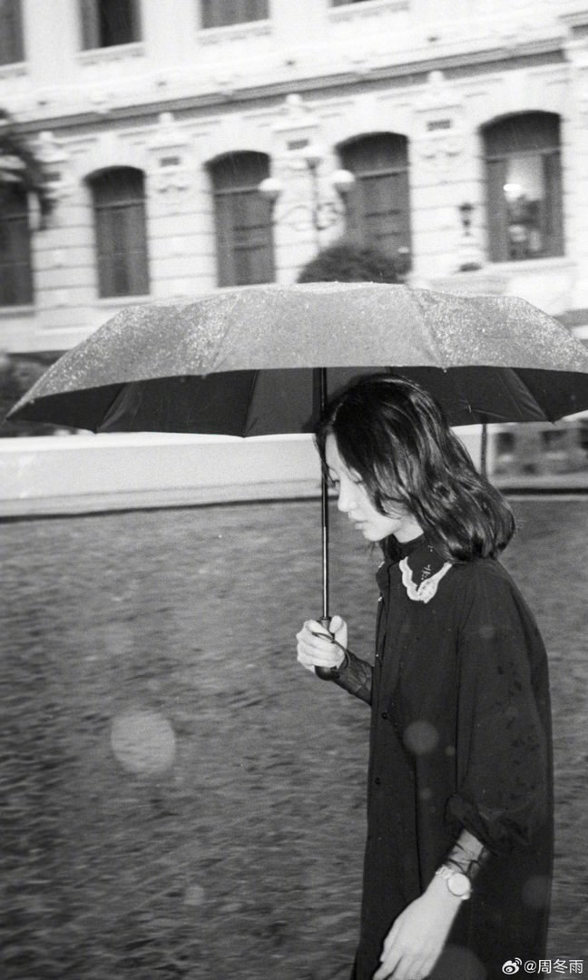 吴优贴脸开大周冬雨 谁能拒绝真闺蜜的互怼日常！吴优调侃周冬雨的小身板，周冬雨吐槽