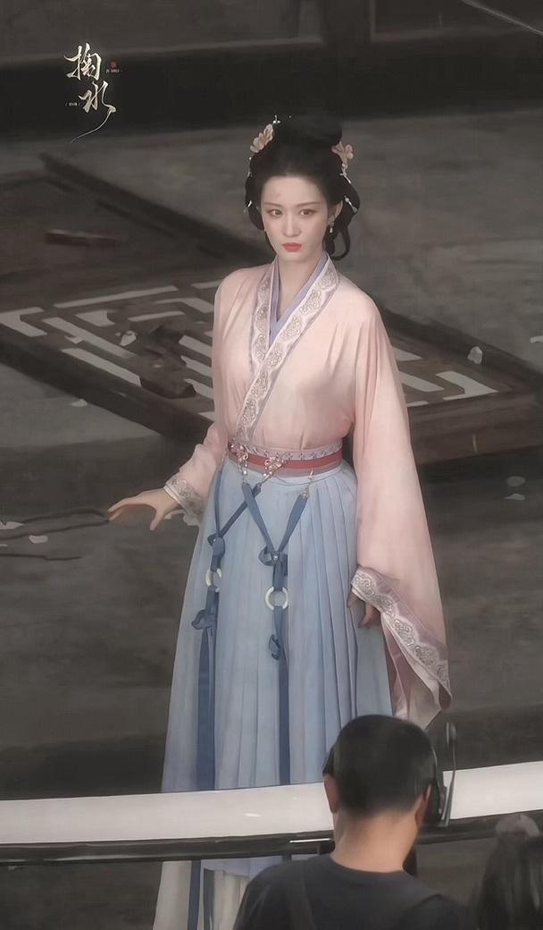 网剧浮生超话王楚然裟椤 wcr王楚然浮生
她是伫立千年的桫椤树妖🌳，也是人间烟