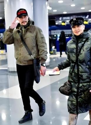 1994年，演鳌拜的徐锦江去云南拍戏，路过机场瞧见一队女兵，其中有个特漂亮，他箭