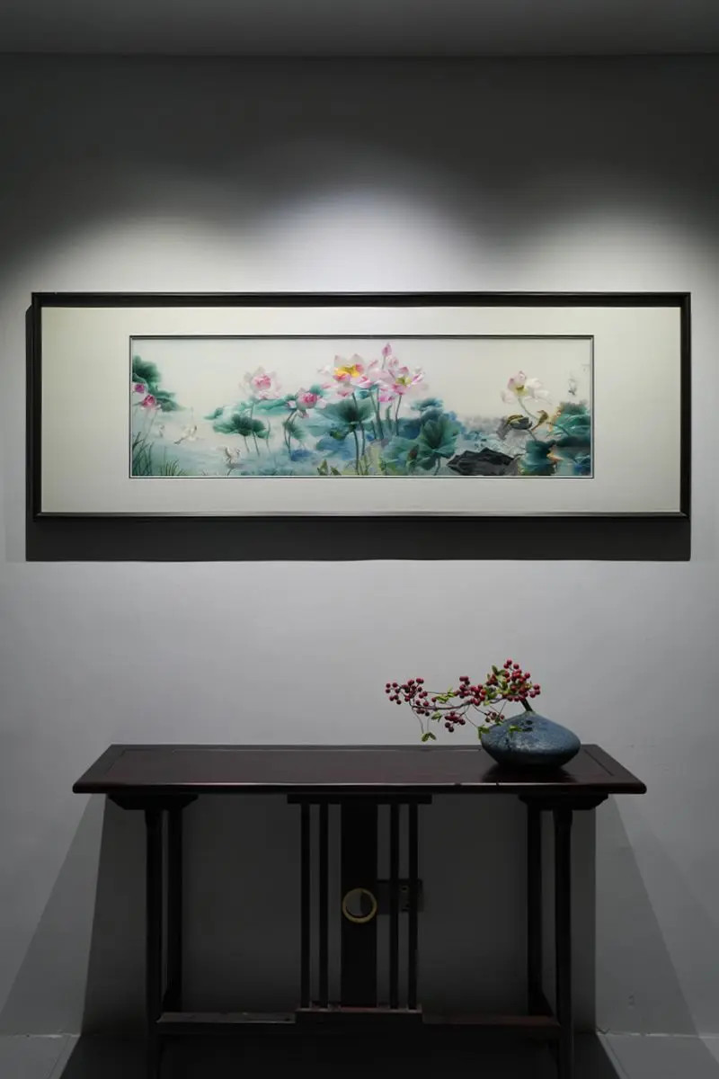 粉莲浮碧浪，禽鸟伴清塘，一框锦绣藏安然兴旺 长卷铺烟塘，粉莲次第，碧叶...