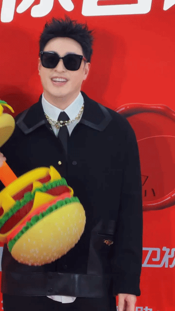 潘玮柏你的偶像包袱呢 看到红毯上的汉堡哑铃道具，我第一反应：这哥们的偶像包袱是彻