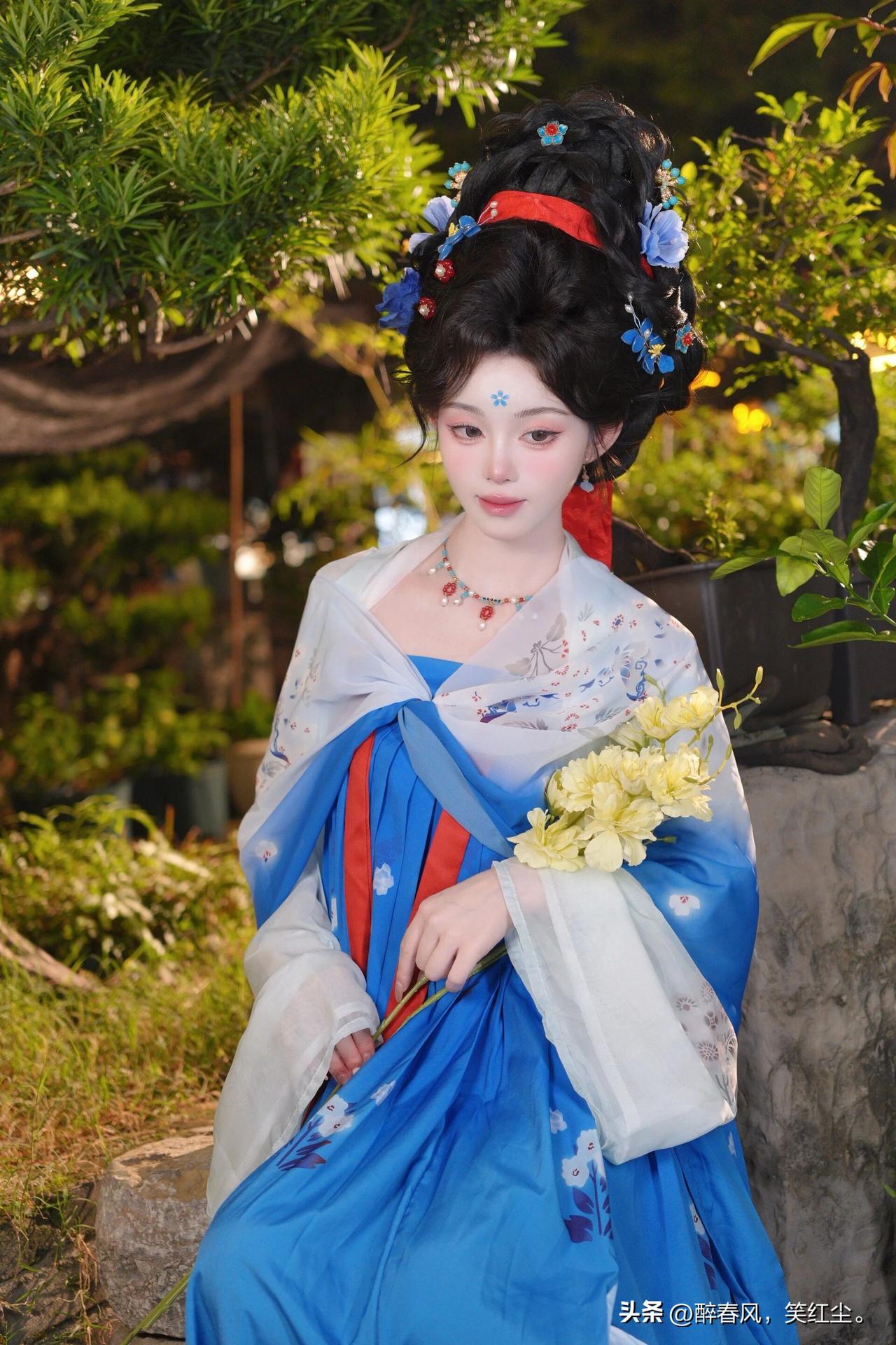 这位小姐姐穿着汉服，好漂亮！