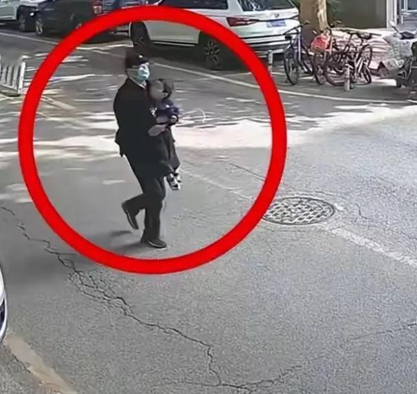 如果不是官方媒体报道了，谁也不敢相信！在大白天的北京街头，一女博士的2岁孩子，竟