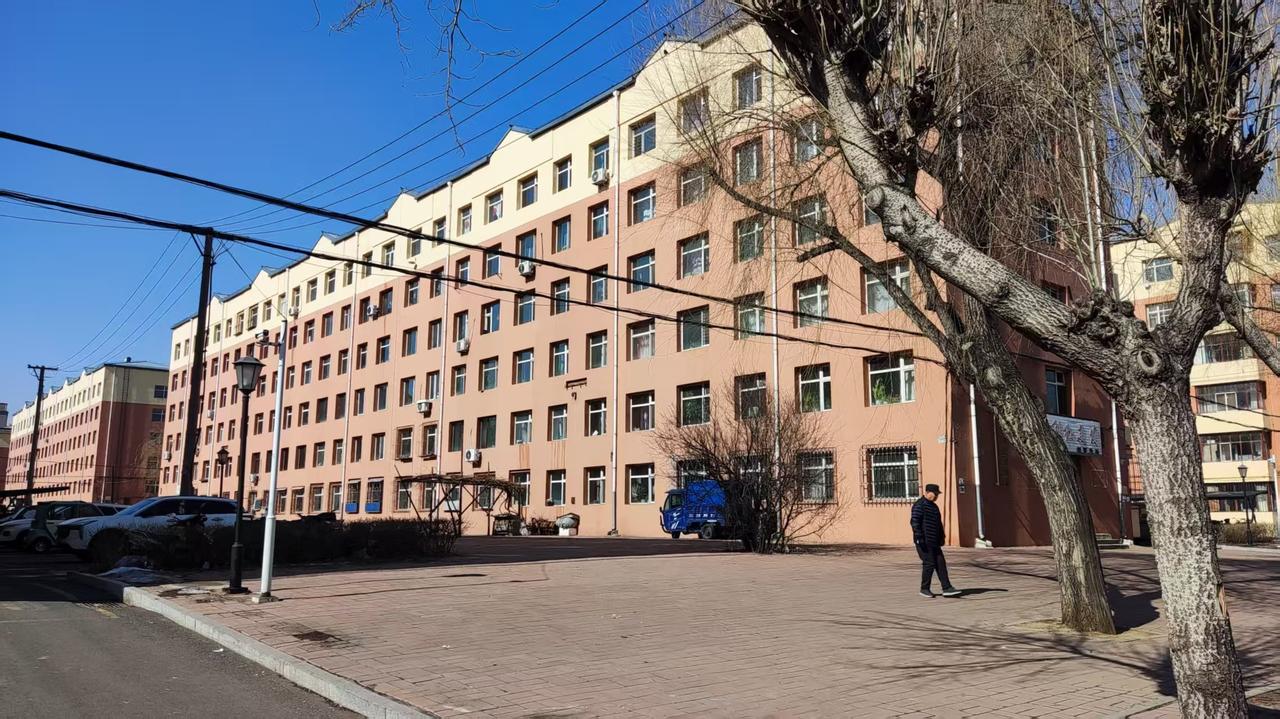  
其实母亲在酒厂分拣瓶子的岗位上已经干了好些年。这工作没什么技术含量，工资又低