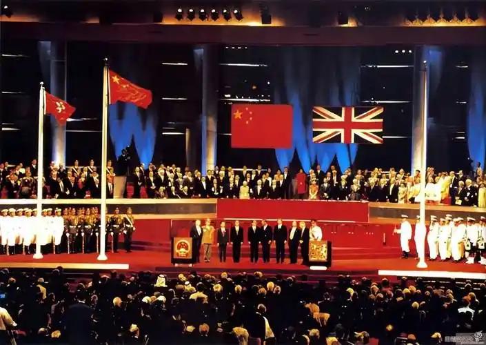回归前的香港为什么这么乱？根子就扎在英国的殖民统治里。
 
港英政府管着香港这片