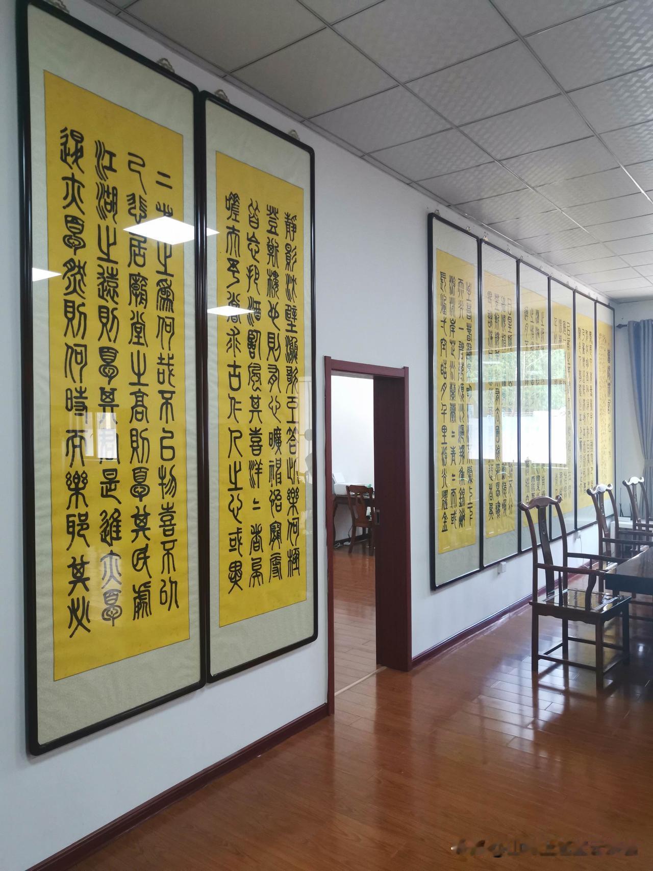 静坐案前，与篆书相伴，是一场和千年古人的隔空对话。

篆书线条圆匀沉静，一笔一折
