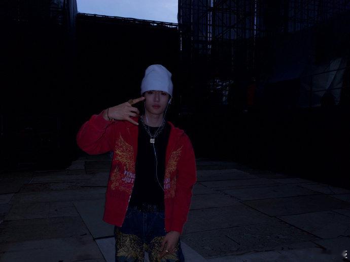 张峻豪总裁下班了张峻豪新音彩排花絮照 张峻豪总裁下班新音彩排花絮照六宫格，总裁生