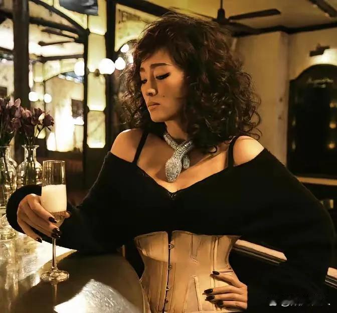 设计师不知道是怎么想的这蛇形镶钻项链真的是价值连城。
这条项链，价值三亿，全是用