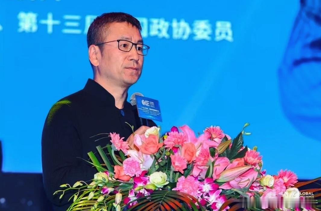 哈哈哈，曉龍同學也給一些🤣社會公眾人物，拍過相片，比如老白，小胡，柴静老师，老