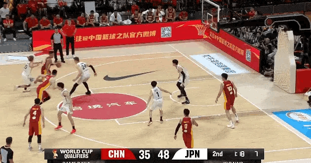 半场结束！中国男篮40-50落后日本男篮10分！上半场被日本男篮打了好几次进攻高