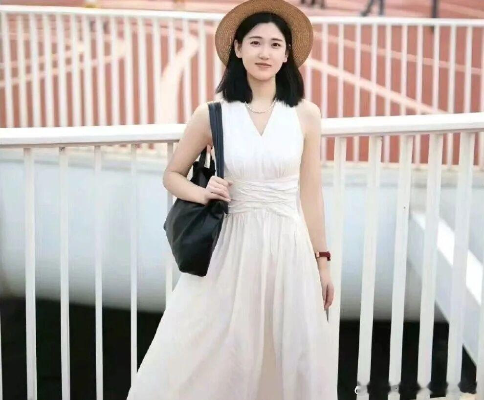 李雷阳上班4天遇泥石流李雷阳，24岁的安徽农家女儿，发愤图强读到了硕士毕业，国考