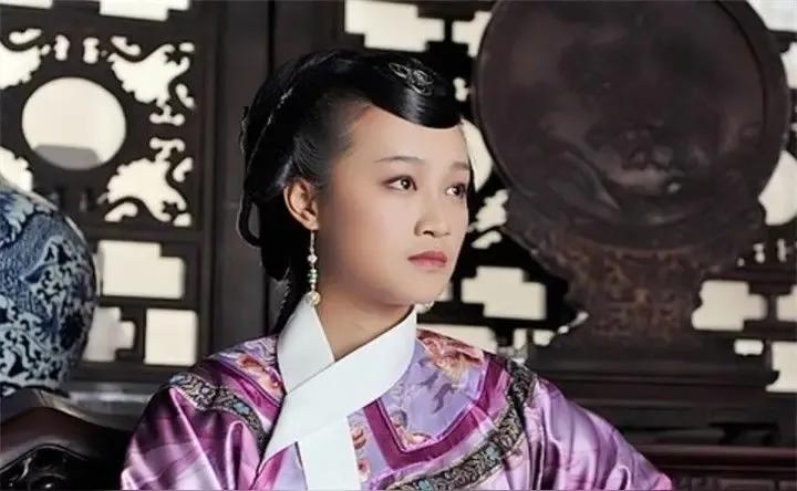 孟静娴就算没被毒死也斗不过浣碧。浣碧长期跟在甄嬛身边，宫里的事见多了，比孟静娴见